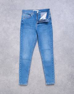 Model wearing Jamie high rise skinny jean in mid blue