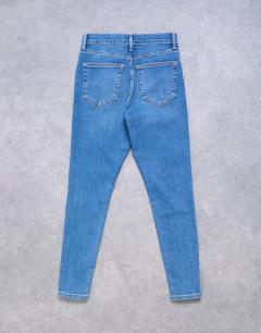 Model wearing Jamie high rise skinny jean in mid blue