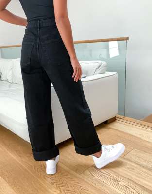 black oversized mom jeans