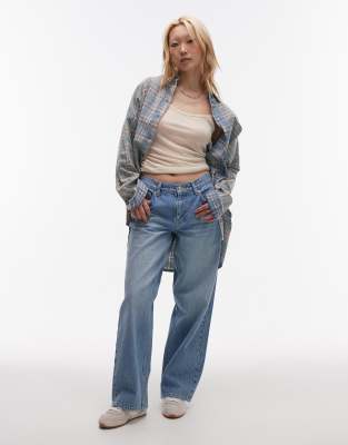 Topshop Petite - Jeans in Bleach-Waschung mit niedrigem Bund und Schnallenriemen-Blau