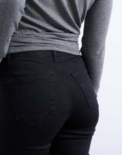 Model wearing Joni high rise super skinny jean in black