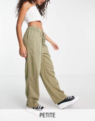 Topshop Petite - Locker geschnittene Hose in Khaki-Grün