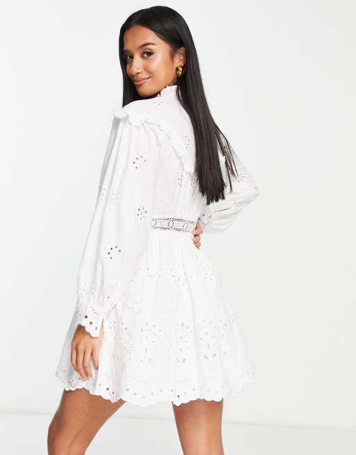 Topshop Petite – Minikleid in Weiß mit Lochstickerei und Latz, 2 von 4