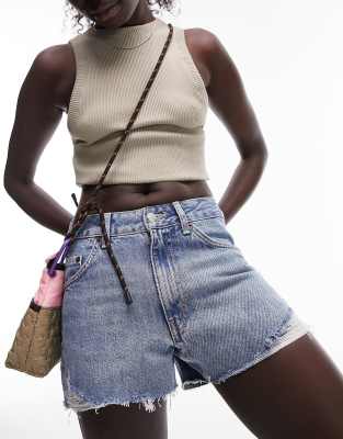 Topshop Petite - Mom-Denimshorts in A-Linienform in Mittelblau mit Zierrissen