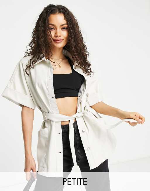Topshop Petite - Overhemd van imitatieleer met korte mouwen en gestrikte taille in gebroken wit