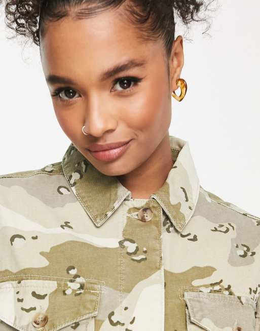 Topshop Petite - Oversized utility-skjortejakke i kakigrønt camouflage-print, 2 af 4