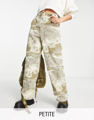 Pantalons droits Topshop Petite - Pantalon droit fonctionnel à taille haute et imprimé camouflage - Kaki