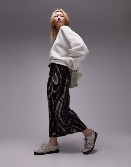 Topshop Petite – Plissierter Midirock mit Batikmuster in Dunkelblau und Gold 
