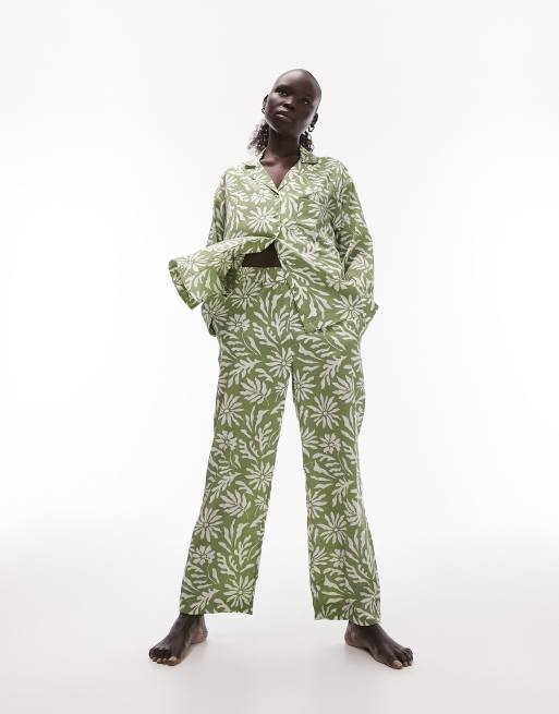 Topshop Petite - Pyjamaset met overhemd en broek in geblokte bloemenprint in groen