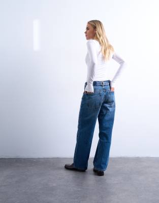Topshop Petite - Relaxed Fit Jeans in Mittelblau mit niedrigem Bund und Schnallenriemen