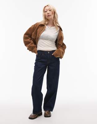 Topshop Petite - Relaxed Fit Jeans in unbehandeltem Indigoblau mit niedrigem Bund und Schnallenriemen