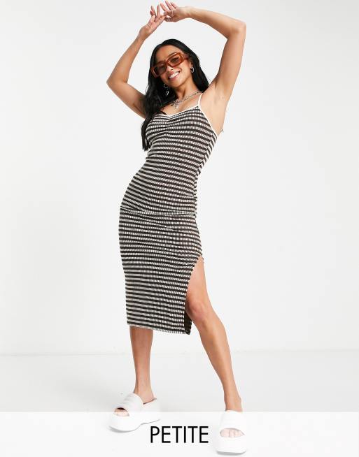 Topshop Petite - Robe rayée mi-longue froncée sur le buste en tissu texturé - Chocolat