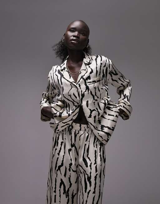 Topshop Petite - Satijnen pyjamaset met ovherhemd en broek met abstracte tijgerprint en biezen in ivoorwit 