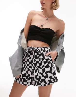 Topshop Petite - Shorts im Läufer-Design mit abstraktem Muster in Schwarz-Weiß-Black