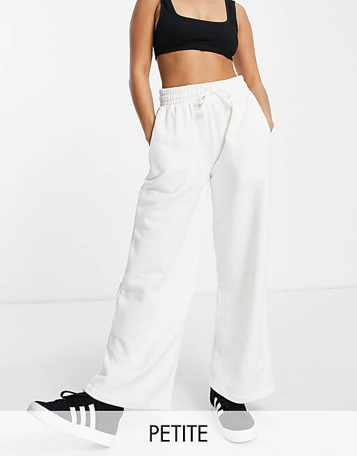 https://images.asos-media.com/products/topshop-petite-super-wide-leg-sweatpants-in-white/202356277-1-white?$n_640w$&wid=513&fit=constrain