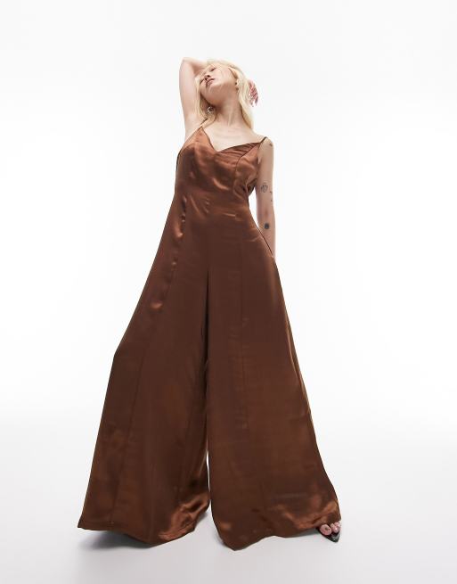 Topshop Petite - Tuta jumpsuit a fondo ampio in raso color cioccolato con spalline sottili