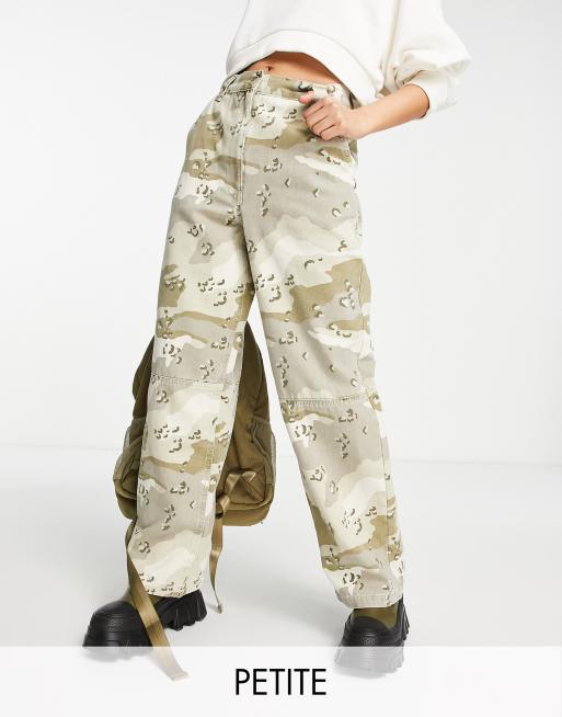 Topshop Petite - Utility broek met hoge taille en rechte pijpen in khaki camouflageprint
