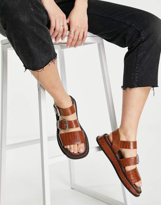 Topshop - Phoenix - Sandalen met gespbandjes en dikke zool in bruin met croc textuur