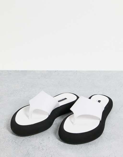 Topshop – Pia – Zehenstegsandalen aus Leder in Weiß