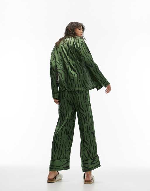 Topshop - Pigiama con camicia e pantaloni in raso verde con stampa tigrata e profili a contrasto , 2 di 4