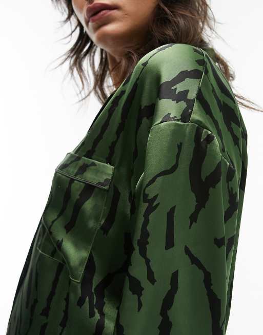 Topshop - Pigiama con camicia e pantaloni in raso verde con stampa tigrata e profili a contrasto , 3 di 4