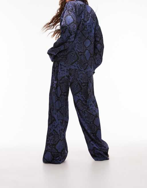 Topshop - Pigiama in raso blu navy con stampa pitonata e profili con camicia e pantaloni, 2 di 4