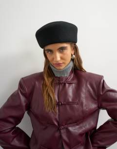 Pillbox hat in black
