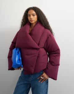 Model wearing Pillow puffer jacket in burgundy