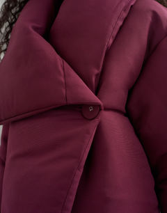 Model wearing Pillow puffer jacket in burgundy