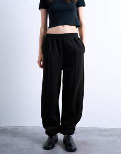 Pintuck cuffed jogger in black