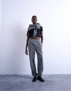 Model wearing Pintuck cuffed jogger in dark grey marl