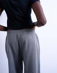 Model wearing Pintuck cuffed jogger in dark grey marl
