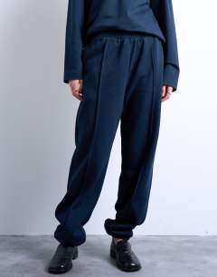 Model wearing Pintuck cuffed jogger in dark navy