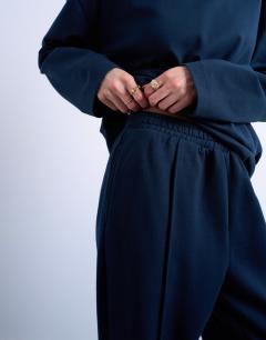 Model wearing Pintuck cuffed jogger in dark navy