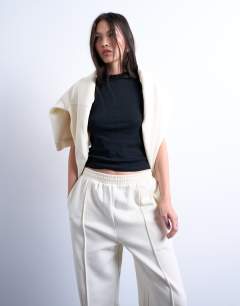 Model wearing Pintuck cuffed jogger in ecru
