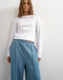 Model wearing Pintuck straight leg joggers in blue