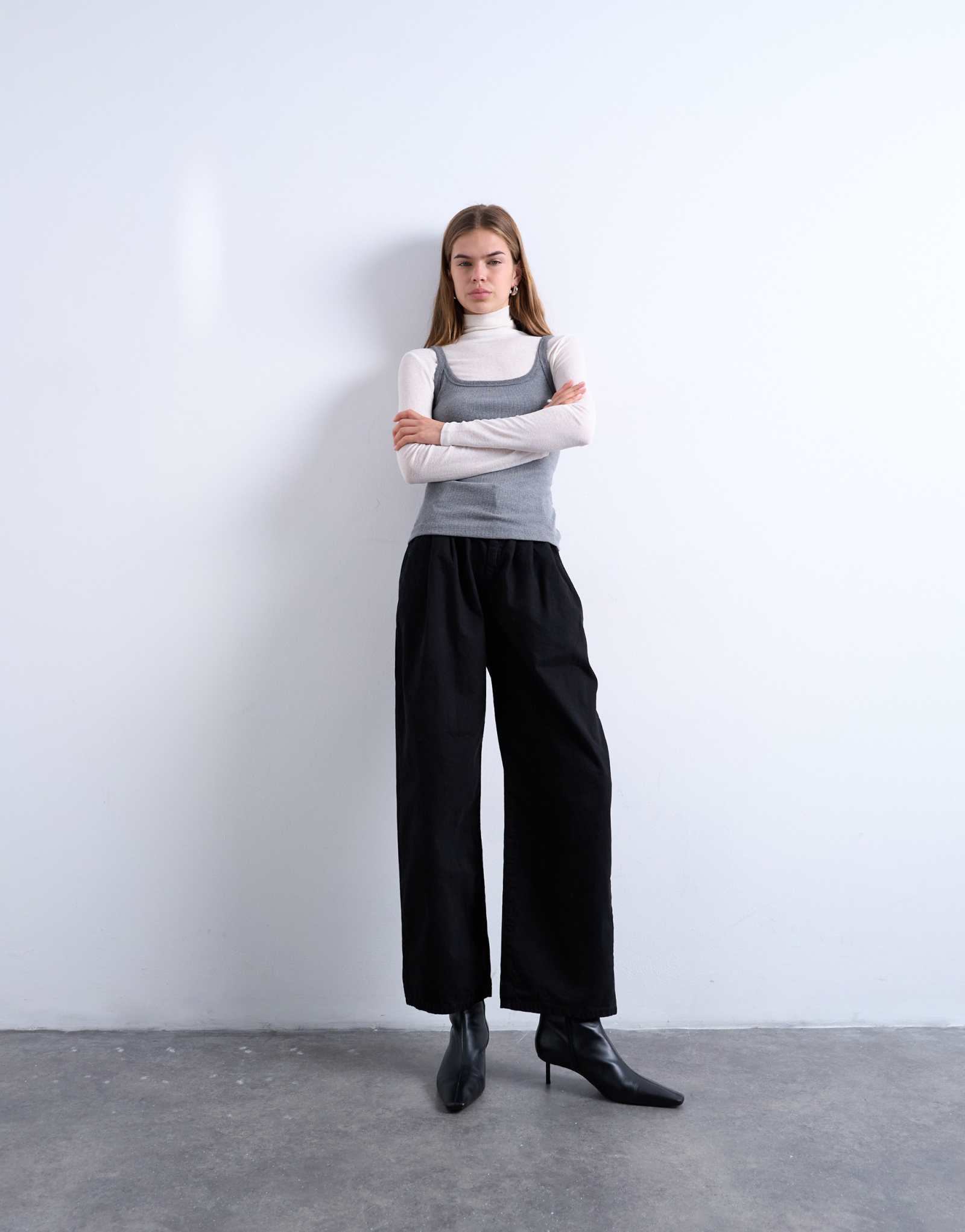 Укороченные брюки на резинке от Topshop черного цвета