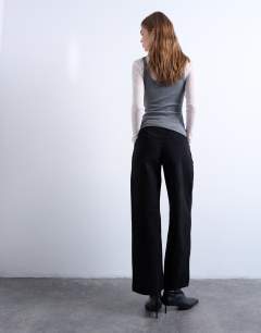 Model wearing Pintuck waist cropped trouser in black