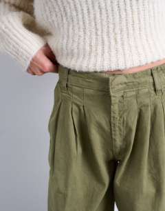 Model wearing Pintuck waist cropped trouser in green