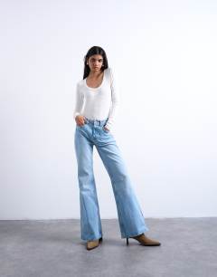 Model wearing Pippa mid rise comfort stretch flare jean in bleach