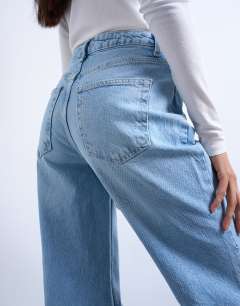 Model wearing Pippa mid rise comfort stretch flare jean in bleach