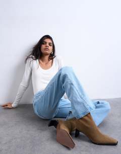 Model wearing Pippa mid rise comfort stretch flare jean in bleach