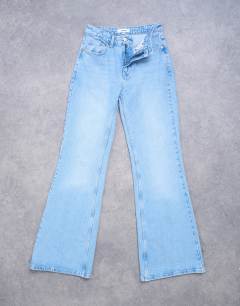 Model wearing Pippa mid rise comfort stretch flare jean in bleach