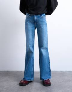 Model wearing Pippa mid rise comfort stretch flare jean in mid blue