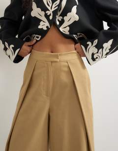 Model wearing Pleat barrel trouser in beige