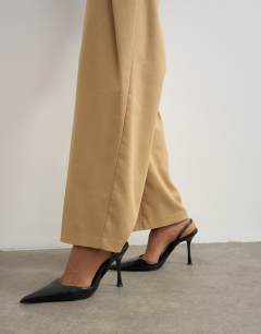 Model wearing Pleat barrel trouser in beige