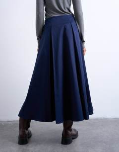 Model wearing Pleat front midi skirt in navy
