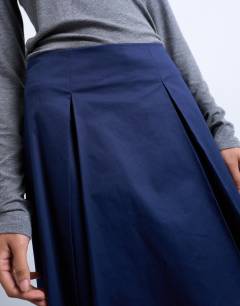 Model wearing Pleat front midi skirt in navy