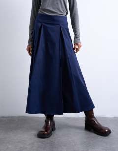 Model wearing Pleat front midi skirt in navy