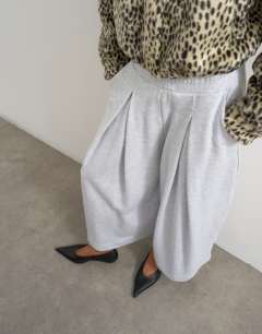 Model wearing Pleated awkward length jogger